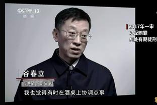 你小子偷袭？拉菲尼亚疑似抢罚莱万任意球，两人在场上喊话